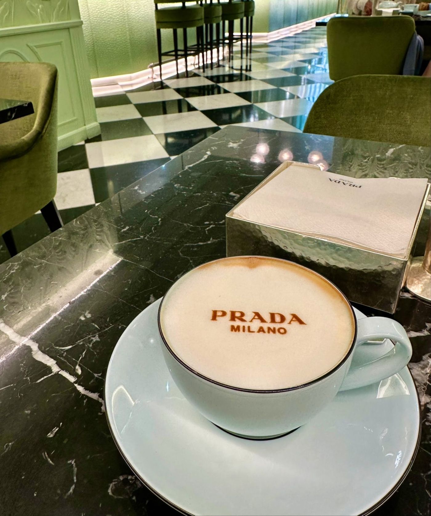 Prada Caffè в Harrods — интерьер с зеркальной поверхностью