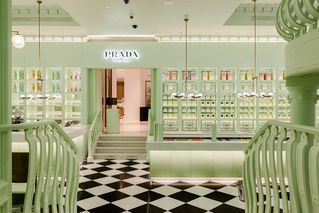 Prada Caffè — стол с капучино и десертом
