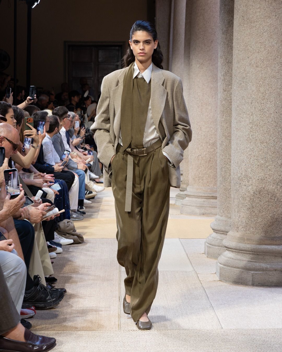 Giorgio Armani — полный образ в тёплом костюме